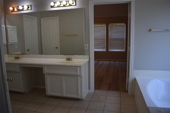 Building Photo - 4214 Creek Ridge Ln