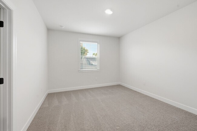 Building Photo - 1061 Sycamore Ests