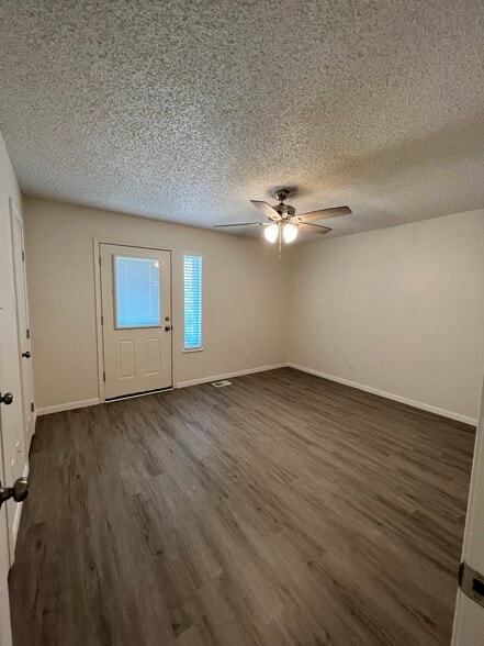 Building Photo - 834 River View Drive - Park View Townhomes