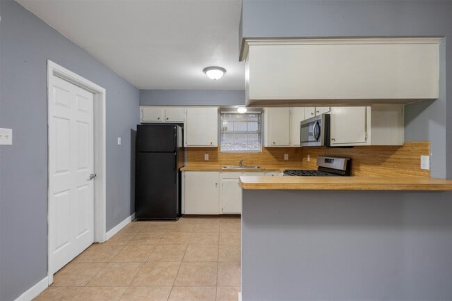 Building Photo - 1204 Crescent Blvd