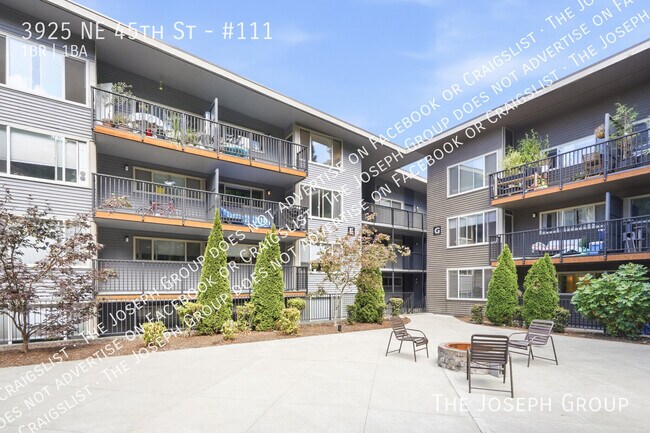 Building Photo - 3925 NE 45th St