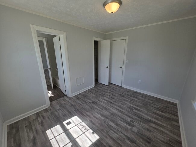 Building Photo - 1001 James St