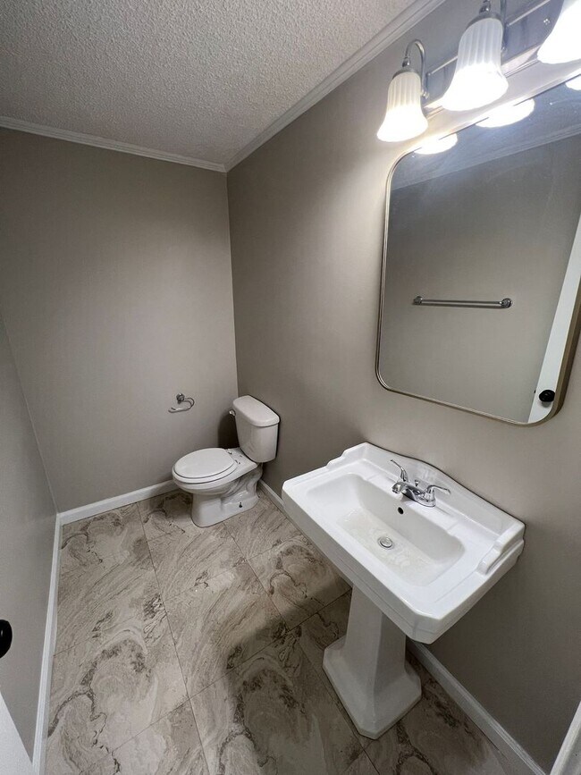 Building Photo - Spacious 3 Bedroom Home with Finished Base...