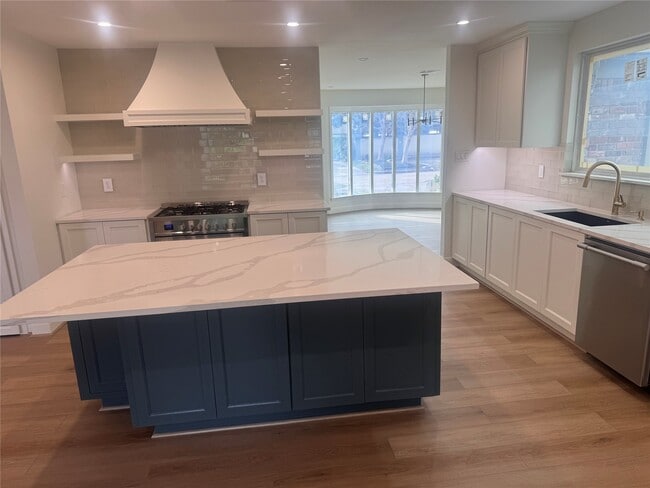 Building Photo - 4726 Ivanhoe St