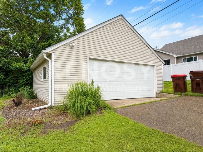 Building Photo - 4BD/2BA in Newport Available Now!