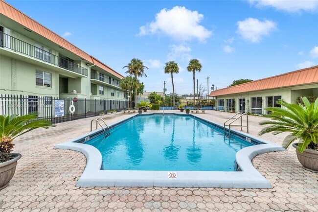 Building Photo - 805 W Oakland Park Blvd