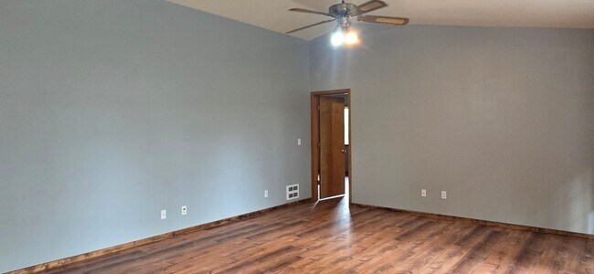 Building Photo - 11 E Eld Pl
