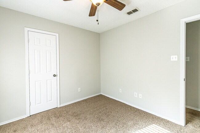 Building Photo - Half off First Full Month's rent ! /Quick Commute To Tech and Med Centers/ South Plains Electric ...