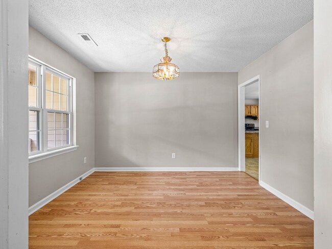 Building Photo - Country Club Area!