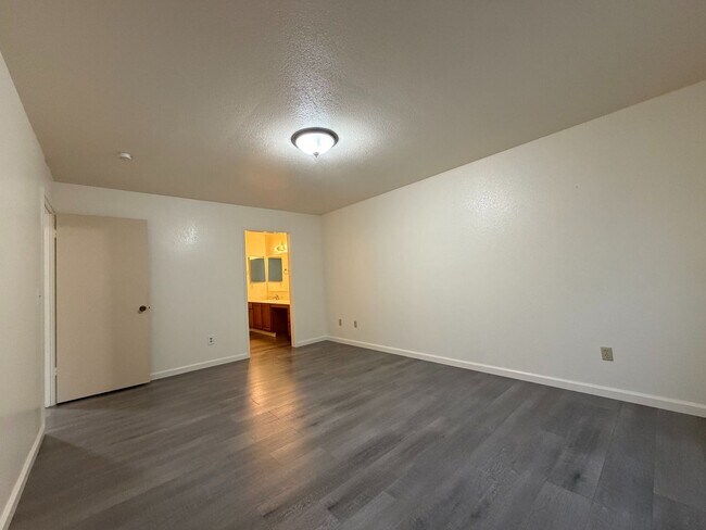 Building Photo - 745 Cedar Dr
