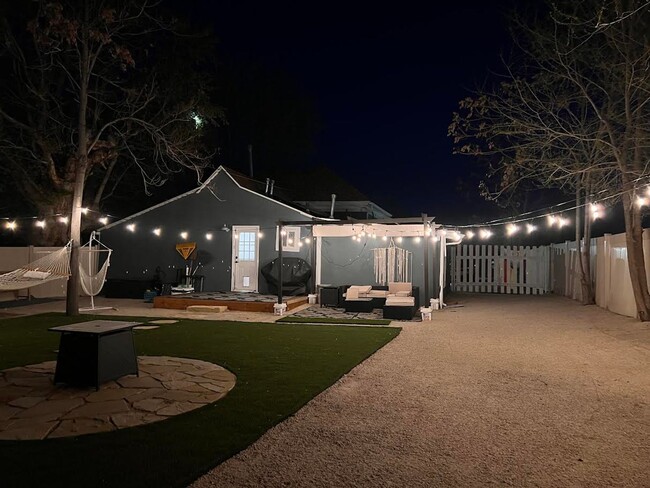 Building Photo - Large 2 Bed, 1 Bath + 2 Bonus Rooms – Two ...