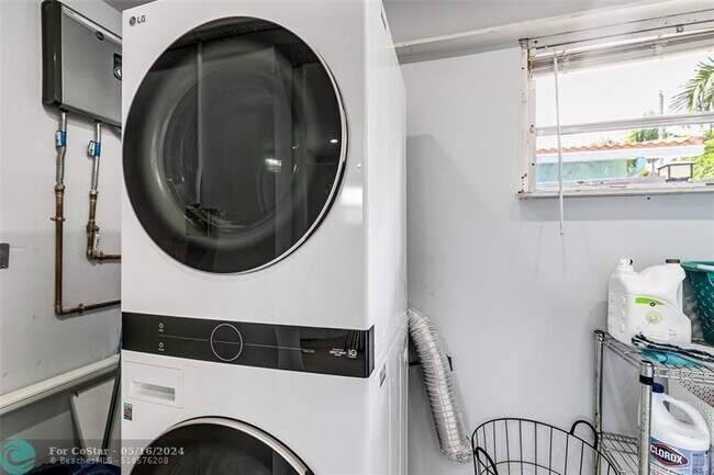 Building Photo - 1704 SW 4th Ct