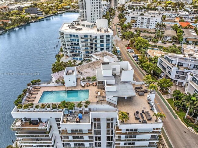 Building Photo - 9901 E Bay Harbor Dr