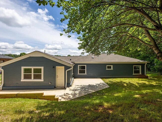 Building Photo - 2 Bedrooms • 2 Full Bathrooms • ~1,254?sq?ft • ~0.34-acre lot