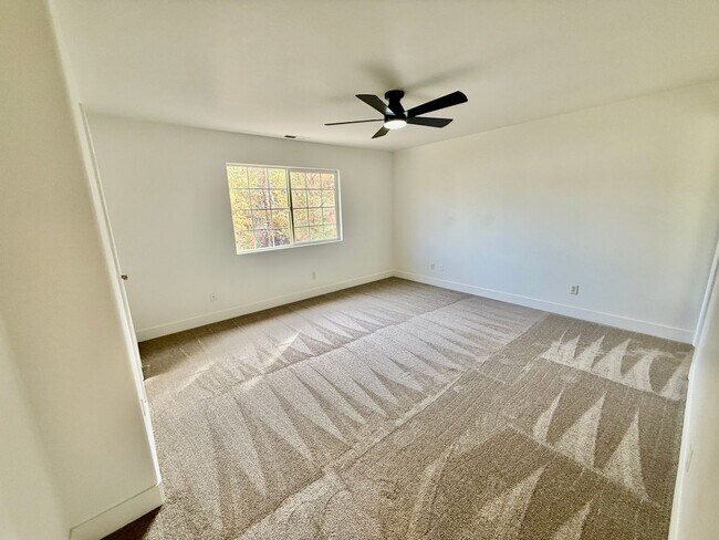 Building Photo - Remodeled 3-BR Lexington Townhome - End Unit