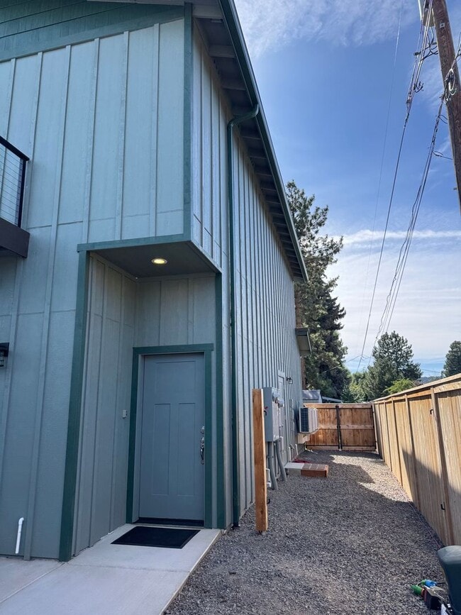 Building Photo - New ADU style apartment  in NE Bend