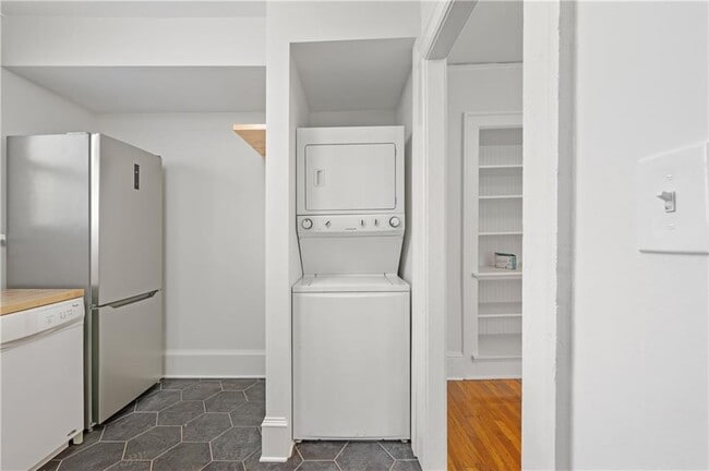 Building Photo - 716 Lakeview Ave NE