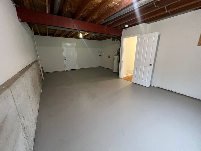Building Photo - Spacious 4 bedroom Home conveniently locat...