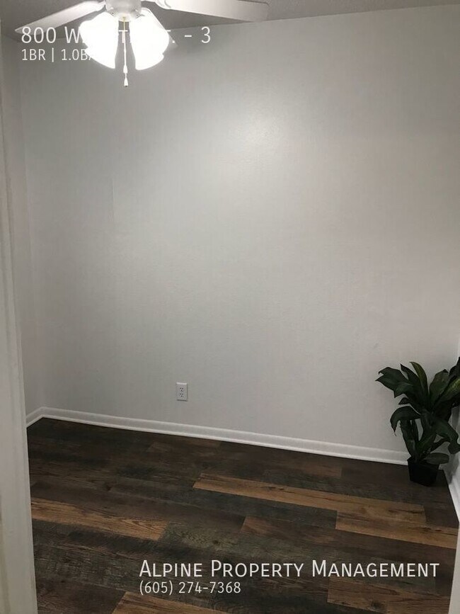 Building Photo - Completely Renovated 1 Bedroom Apartment!!