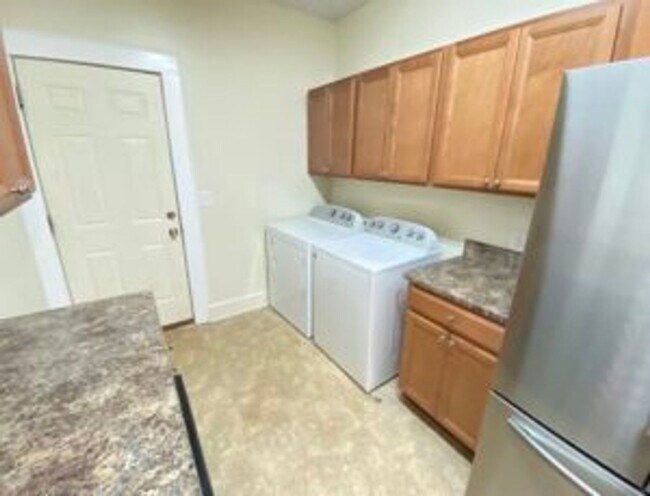 Building Photo - 19 Hollywood Ct