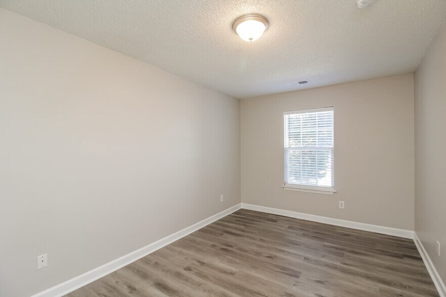 Building Photo - 520 River View Dr