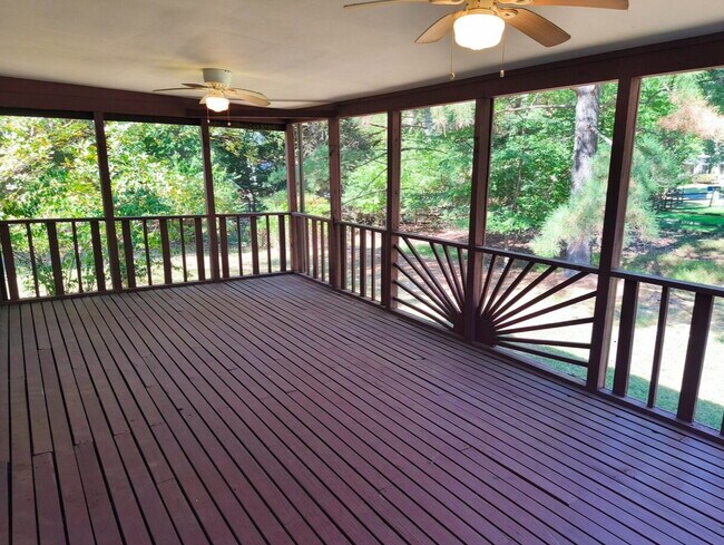 Building Photo - Inviting Townhome in Sterling with Spaciou...