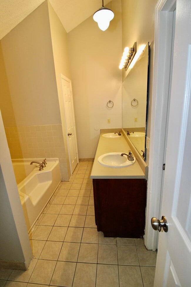Building Photo - 3BR/2BA Home for Rent: Available Immediately