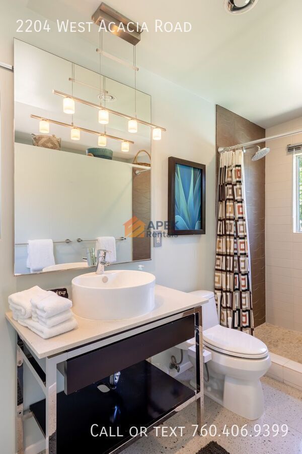 Building Photo - 2204 W Acacia Rd