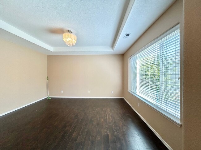 Building Photo - Cozy 4 Bed, 2.5 Bath House!
