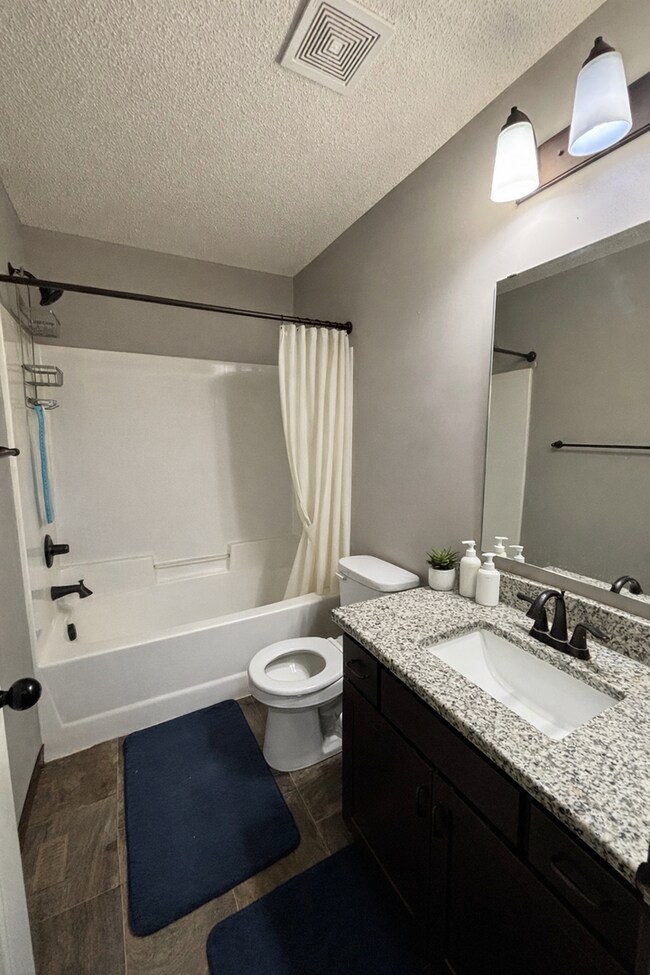 Building Photo - Beautiful 3bed 2bath Including a Master Suite