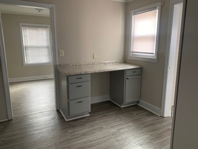 Building Photo - 2 Bedroom 1 Bathroom Home
