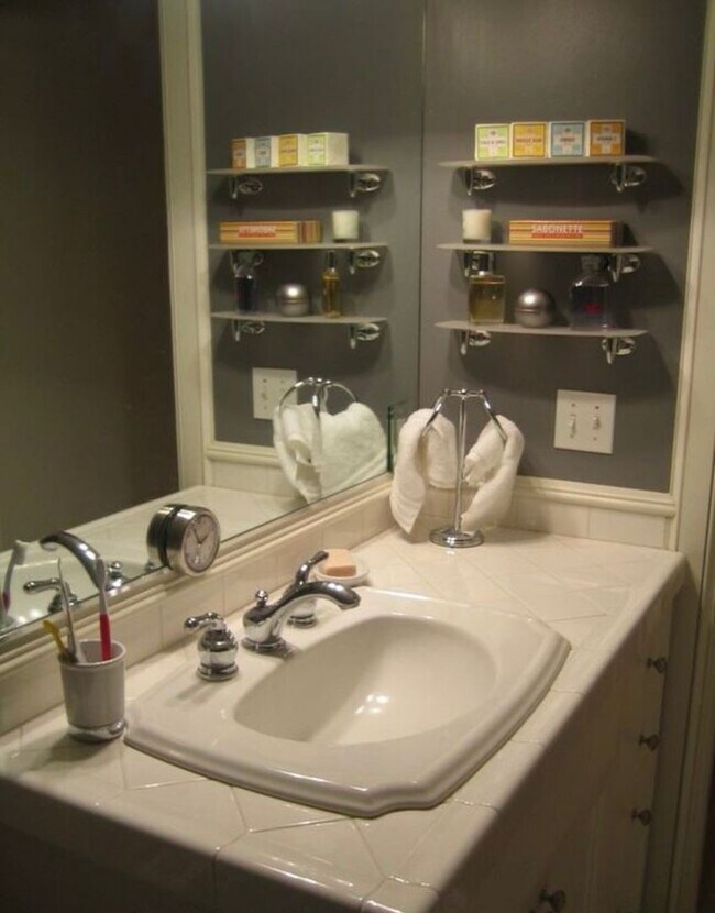 Building Photo - Timeless Queen Anne Condo with Modern Amen...