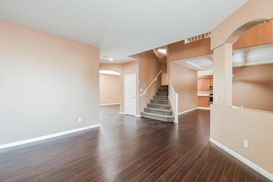 Building Photo - 10047 E Lakeview Ave