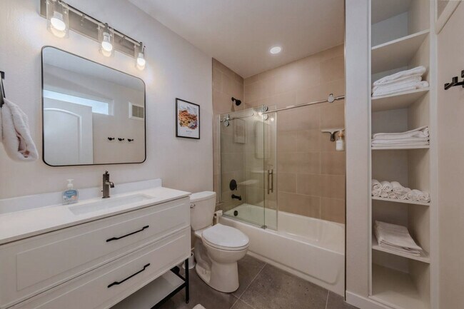 Building Photo - 736 W Rider Dr