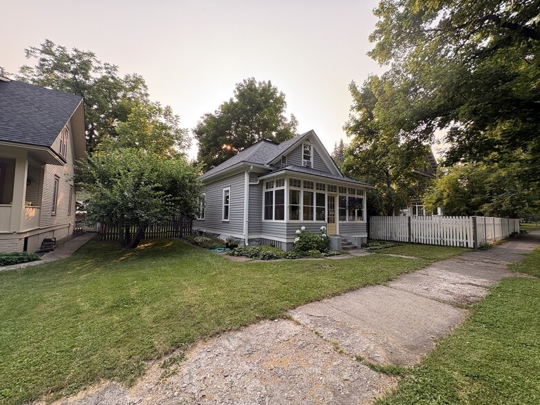 Building Photo - 520 3rd Ave E