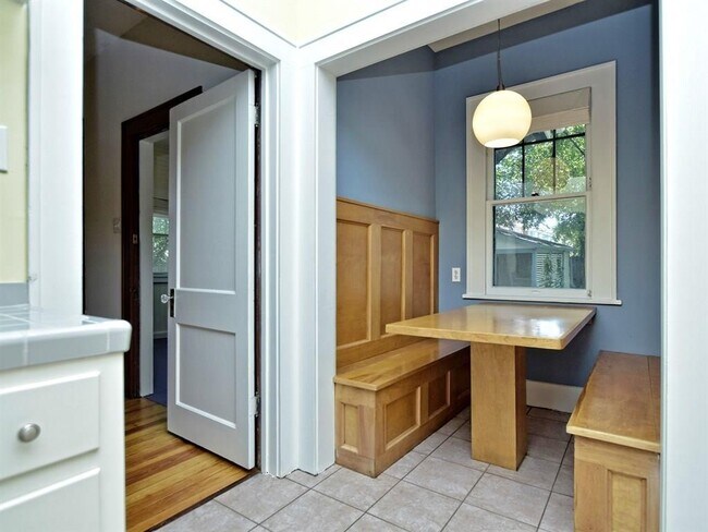 Building Photo - 403 W 37th St