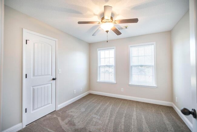 Building Photo - 102 Summerstone Bend