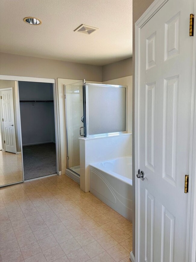 Building Photo - Full Bedroom and Bathroom Downstairs