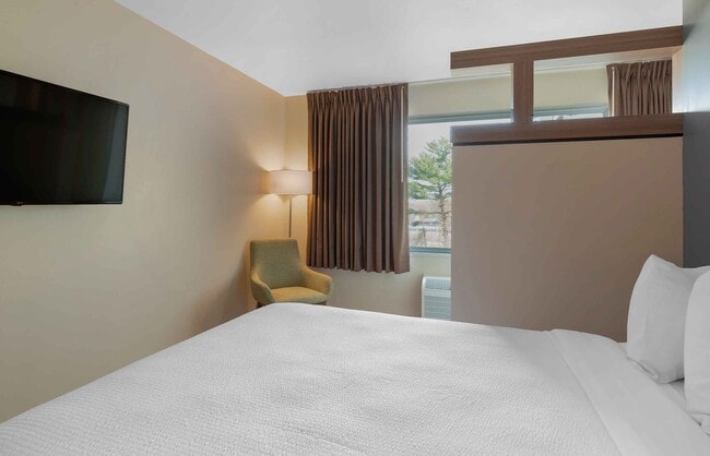 Building Photo - Furnished Studio-Providence - East Providence