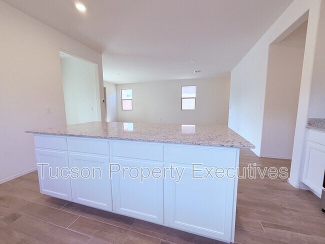 Building Photo - 9329 N Peridot Vis Ave