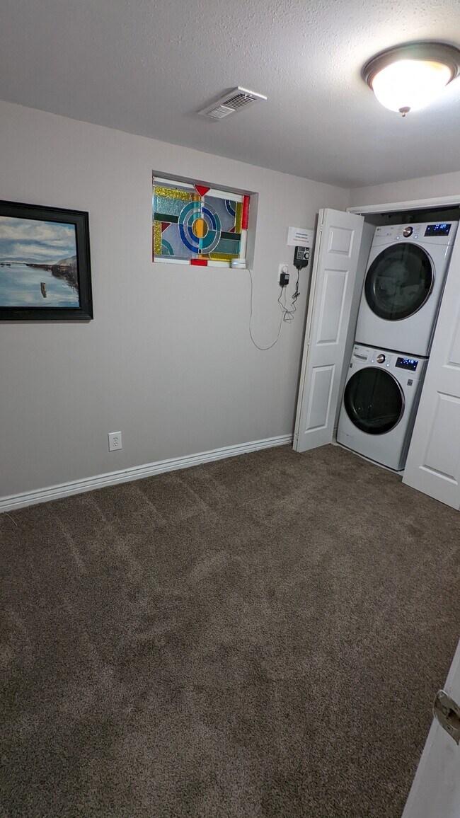Shared Laundry room - 521 S Stewart St
