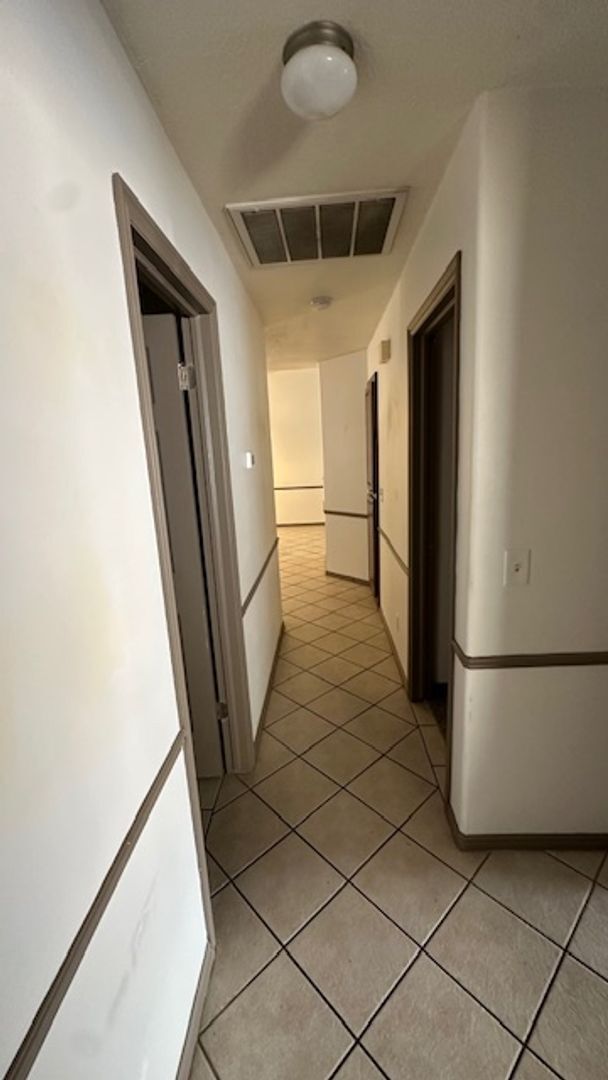 Building Photo - 3 bedroom home Community Pool - Pet Friendly!