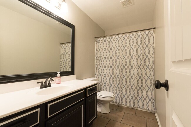 Building Photo - Lakeside Retreat - Newly Remodeled 3-Bedro...