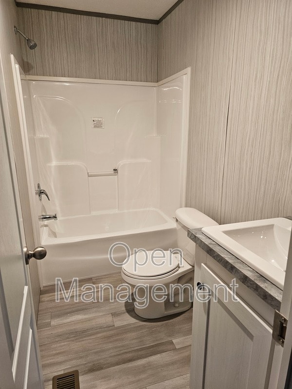 Building Photo - 16 English Village Park