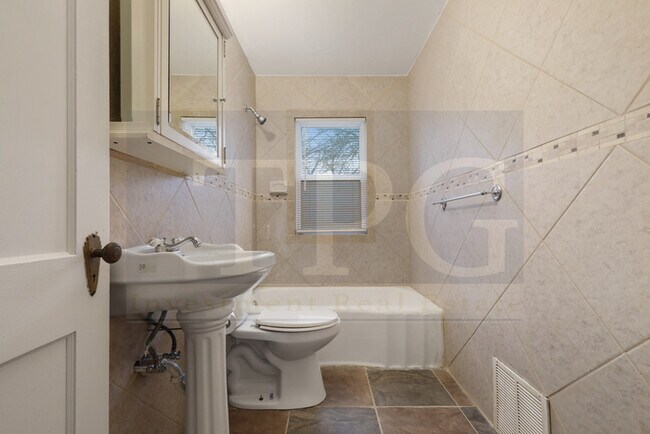 Building Photo - Newly Renovated, Pet Friendly Home in KCMO!