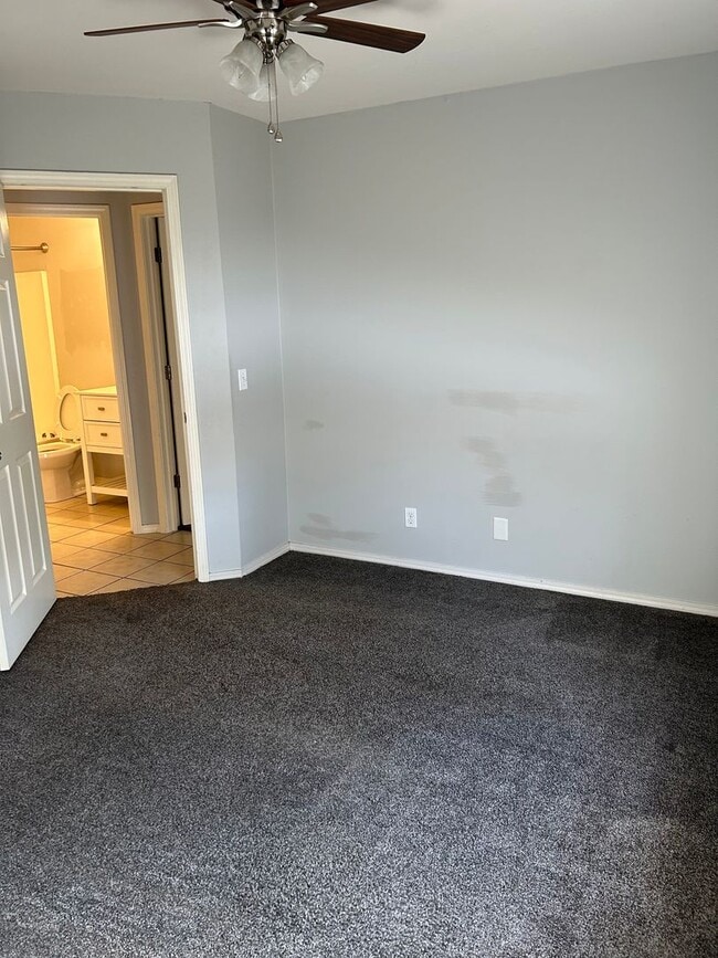 Building Photo - 904 E 5th St