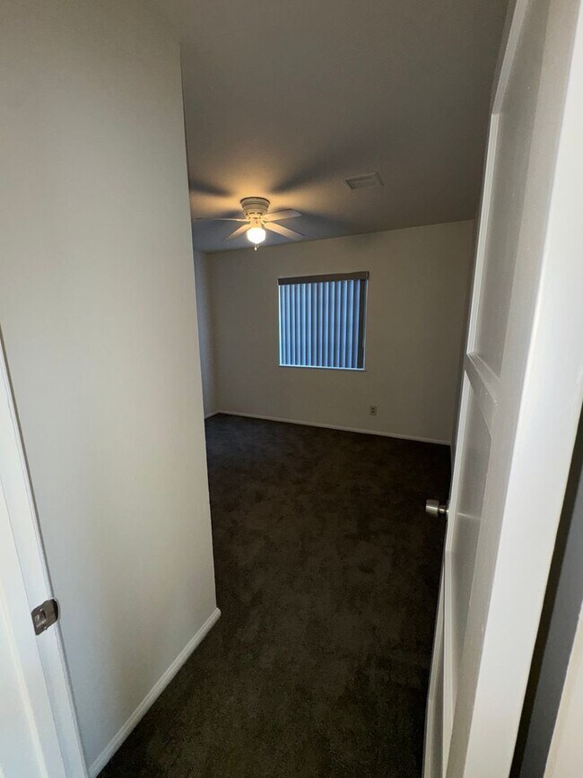 Building Photo - 5 Bedroom, 3.5 Bath, Beautiful 1,856 SQ FT...
