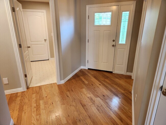 Building Photo - Beautiful home in well kept community