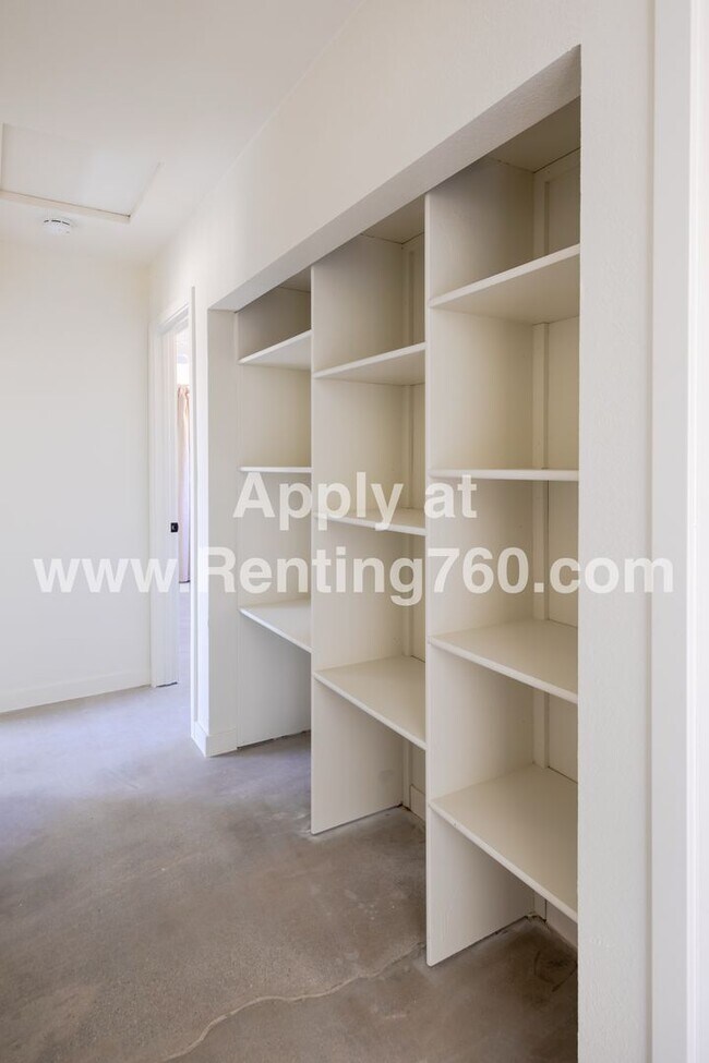 Building Photo - Modern Comfort in Scenic Landers