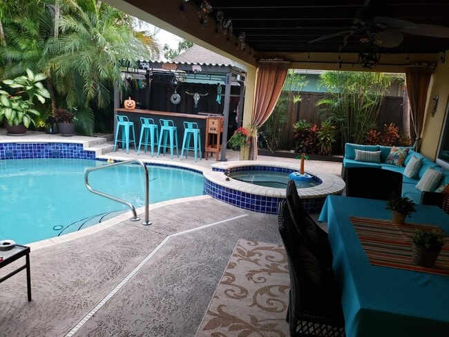 Building Photo - 1402 SW 25th Ave